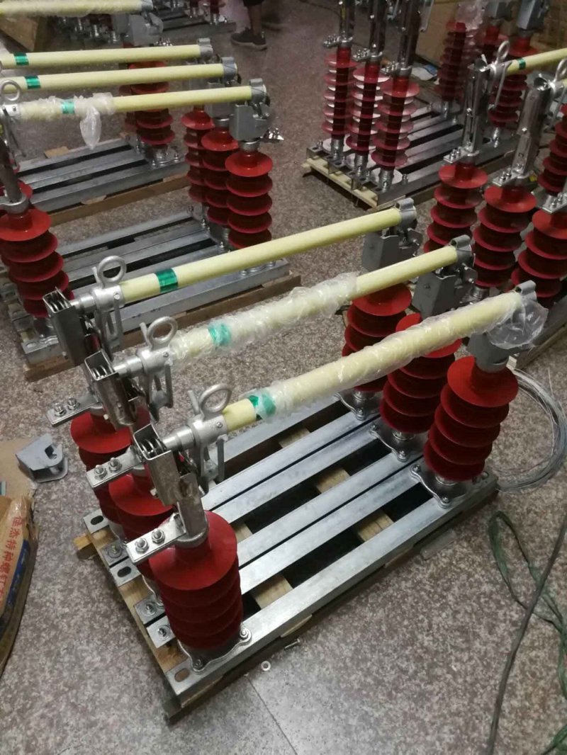 在电力系统中，真空断路器是一种常用的保护设备。今天我们就来探讨一下它与其他类型断路器的对比。